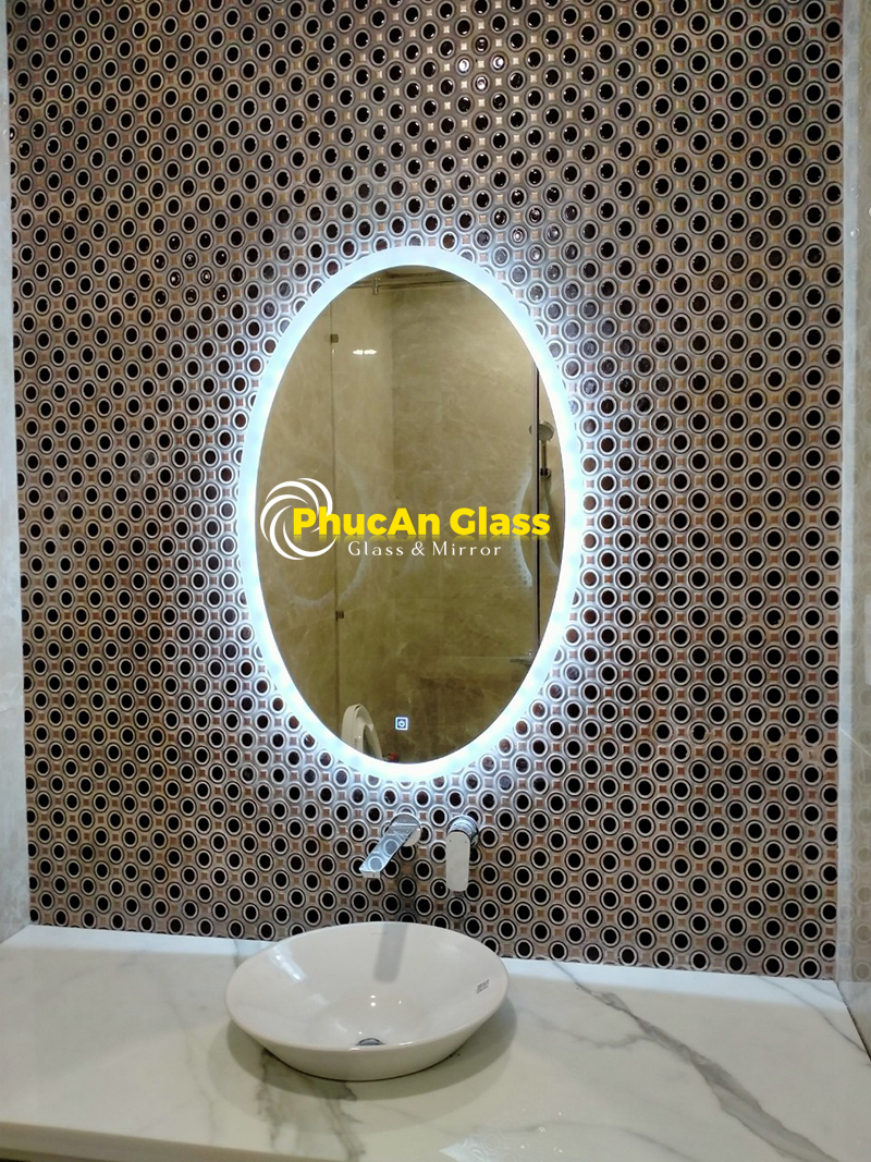 Gương kính treo trong nhà tắm có đèn led
