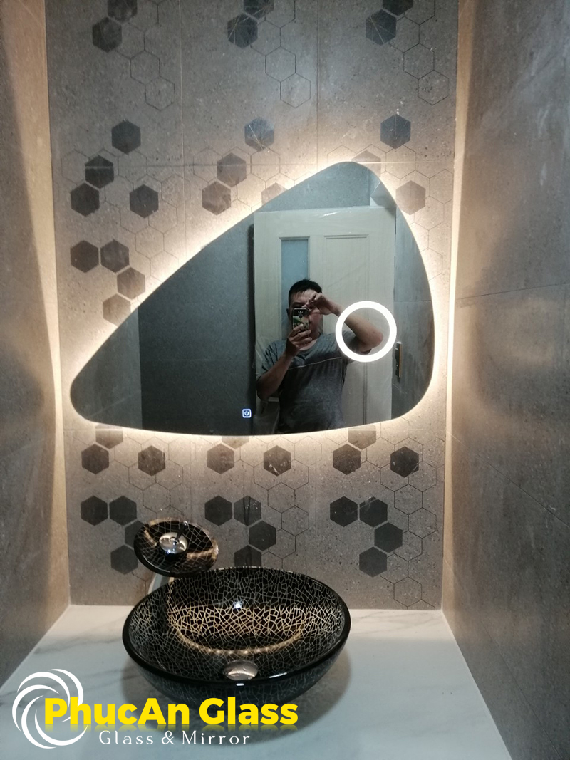 Gương treo tường phòng tắm có đèn led