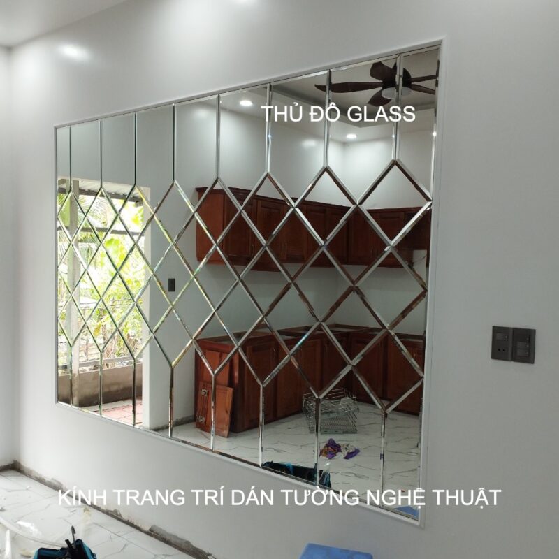 Kính trang trí dán tường phòng khách quận Bình Thạnh TPHCM